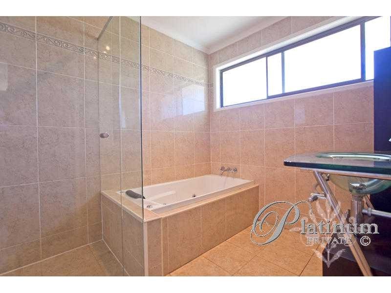 6 Lindisfarne Street, Carindale QLD 4152