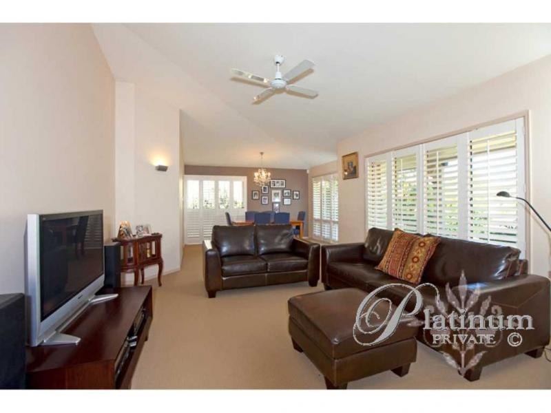 8 Hampshire Close, Carindale QLD 4152