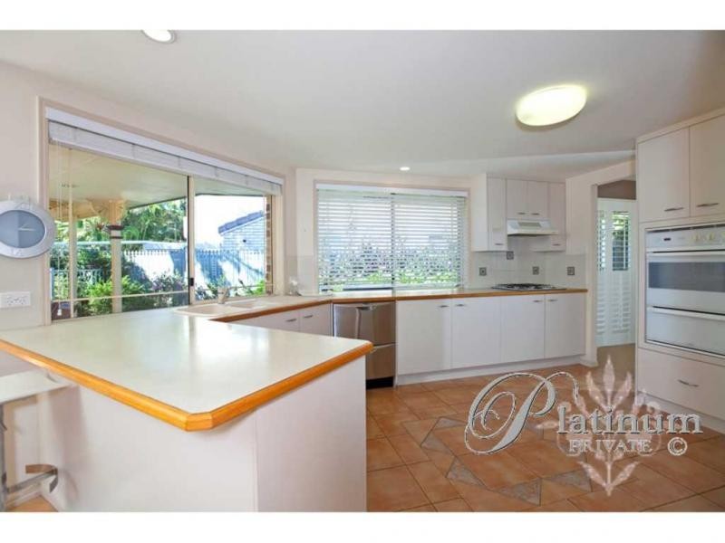 8 Hampshire Close, Carindale QLD 4152