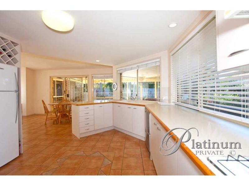 8 Hampshire Close, Carindale QLD 4152