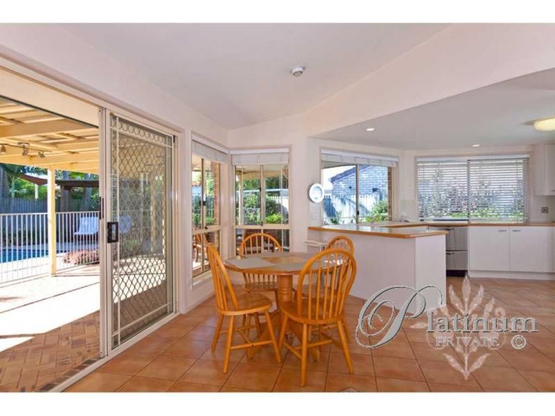 8 Hampshire Close, Carindale QLD 4152