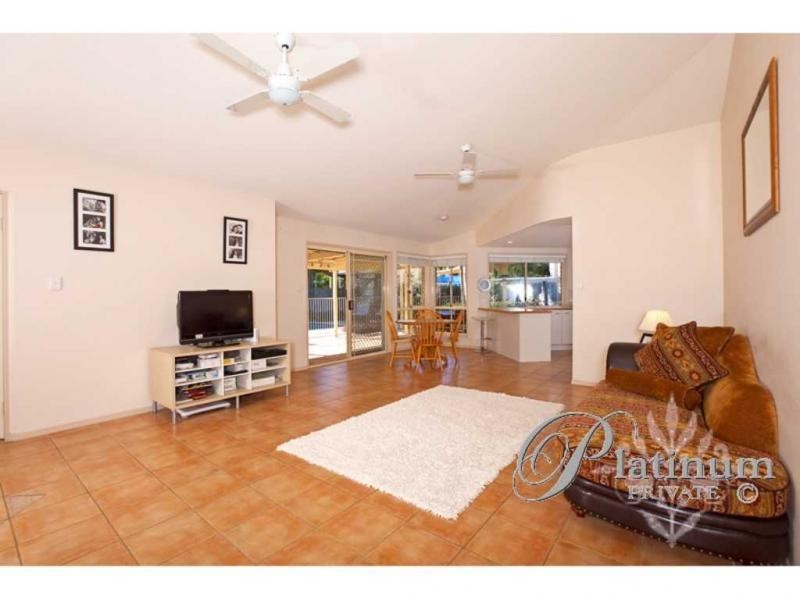 8 Hampshire Close, Carindale QLD 4152
