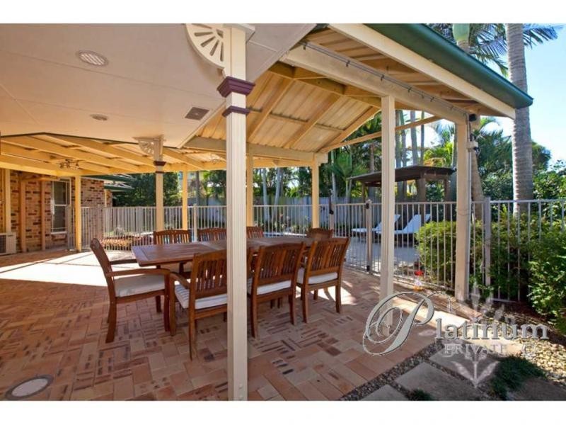 8 Hampshire Close, Carindale QLD 4152
