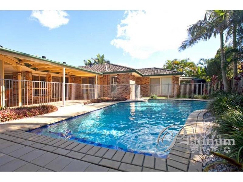 8 Hampshire Close, Carindale QLD 4152