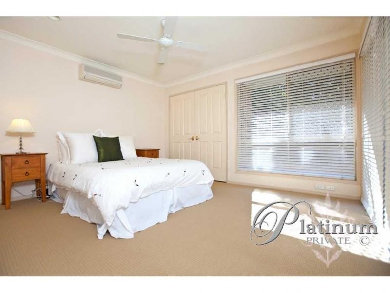 8 Hampshire Close, Carindale QLD 4152