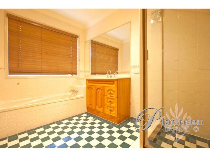 8 Hampshire Close, Carindale QLD 4152