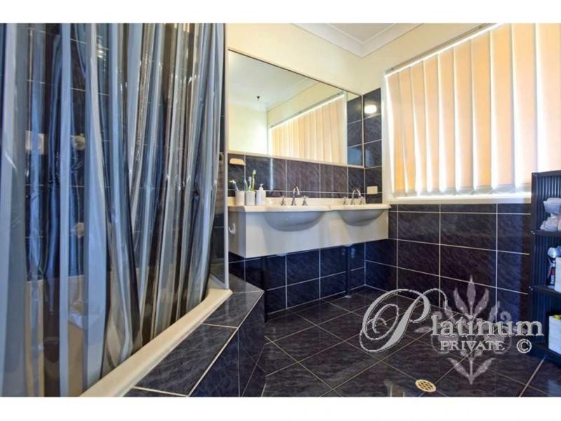 74 Pohon Drive, Tanah Merah QLD 4128