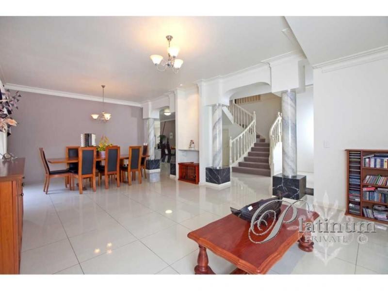8 Turubul Crescent, Carindale QLD 4152