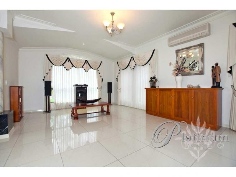 8 Turubul Crescent, Carindale QLD 4152