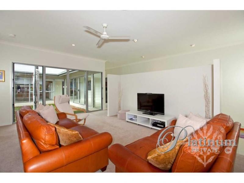 2 Barrington Crescent, Wakerley QLD 4154