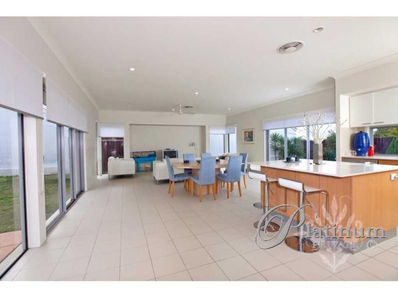 2 Barrington Crescent, Wakerley QLD 4154