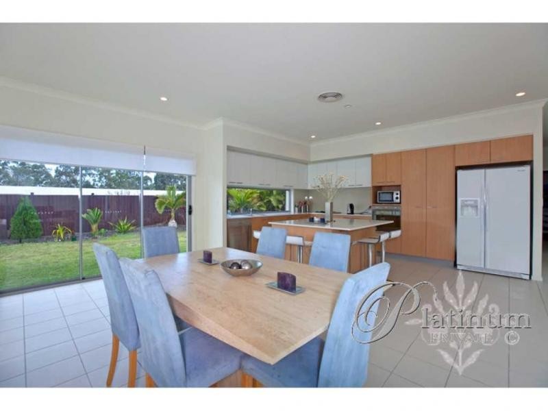 2 Barrington Crescent, Wakerley QLD 4154