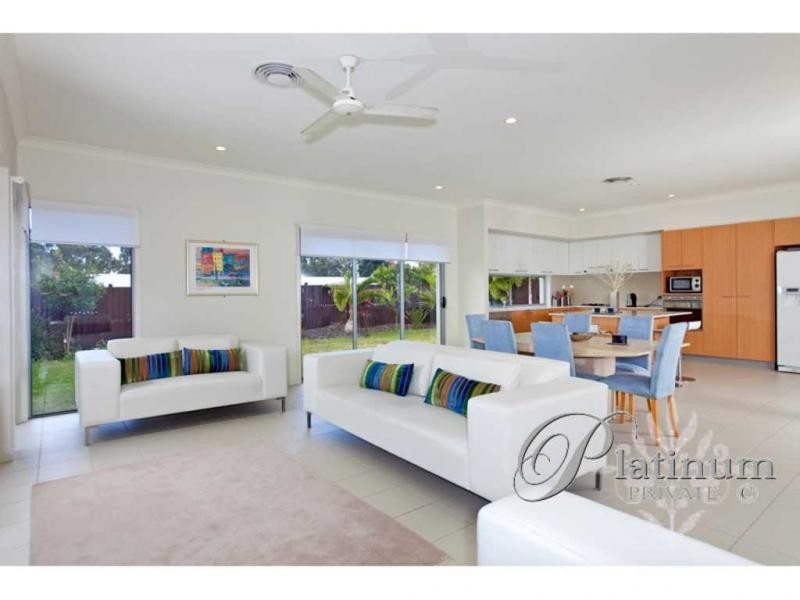 2 Barrington Crescent, Wakerley QLD 4154