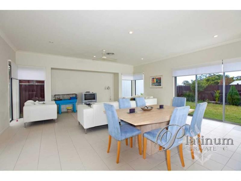 2 Barrington Crescent, Wakerley QLD 4154