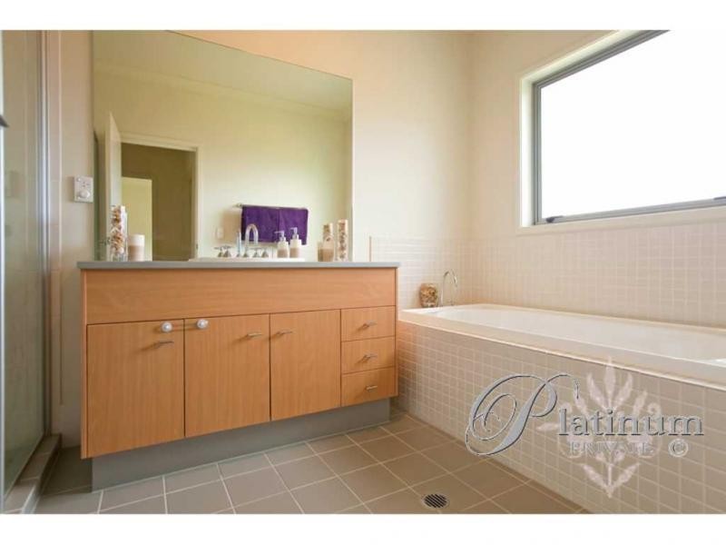 2 Barrington Crescent, Wakerley QLD 4154