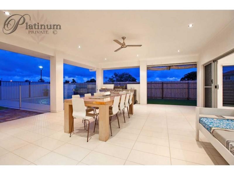 4 Nursery Place, Wakerley QLD 4154