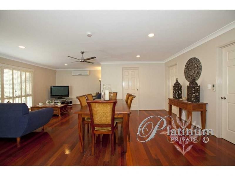 27 Amersham Crescent, Carindale QLD 4152