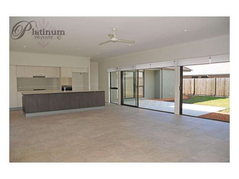 8 Torrens Crescent, Wakerley QLD 4154