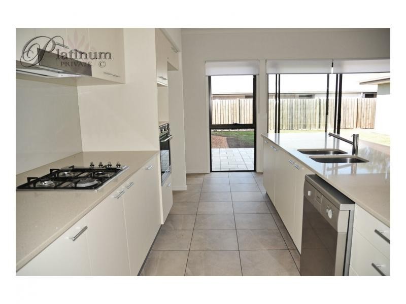 8 Torrens Crescent, Wakerley QLD 4154