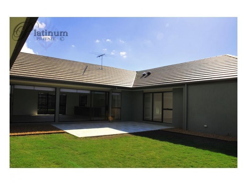 8 Torrens Crescent, Wakerley QLD 4154