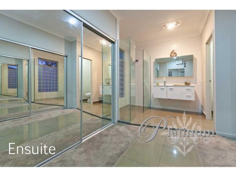 1 Yeates Close, Carindale QLD 4152