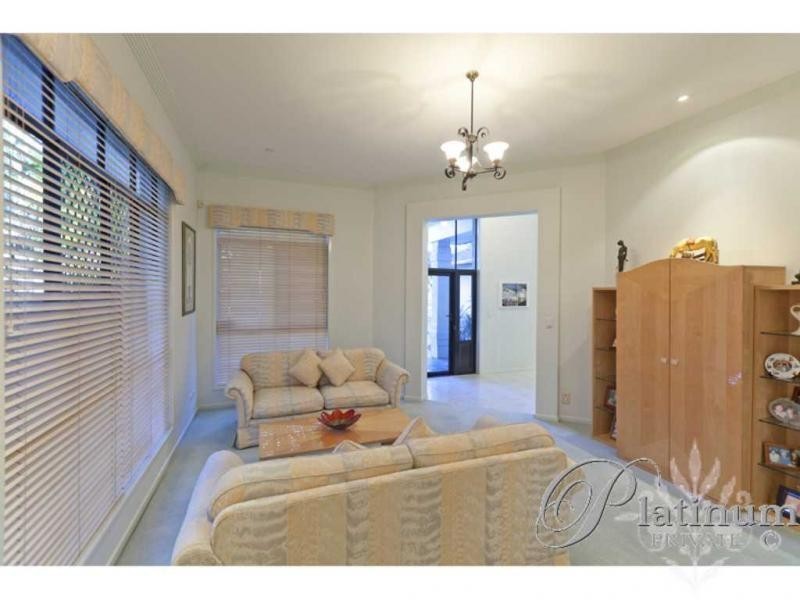 8 Rundle Place, Carindale QLD 4152