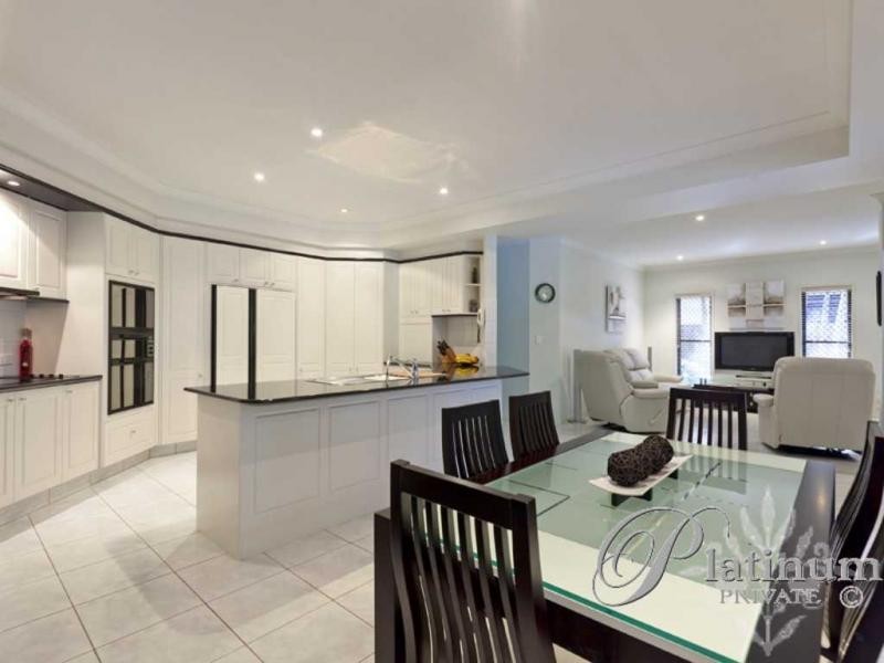 8 Rundle Place, Carindale QLD 4152