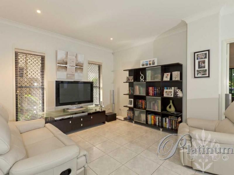 8 Rundle Place, Carindale QLD 4152