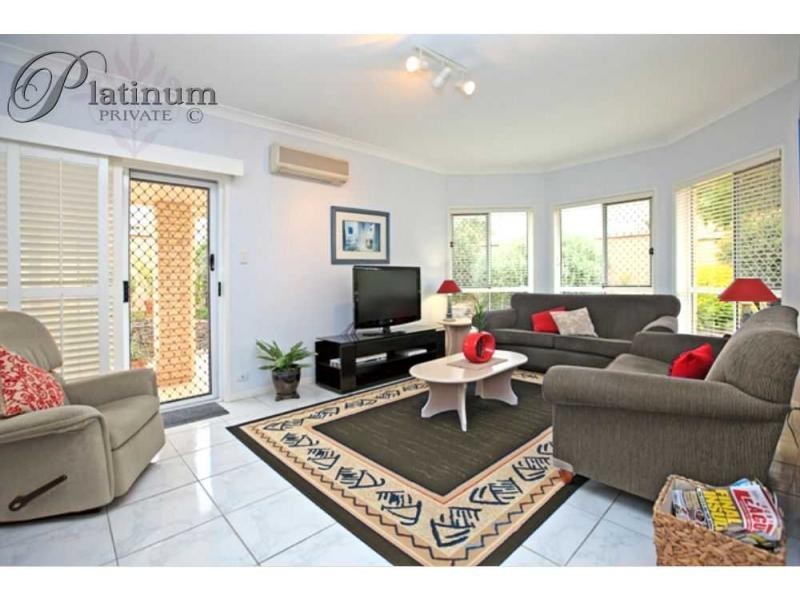1 Barnstos Place, Carindale QLD 4152