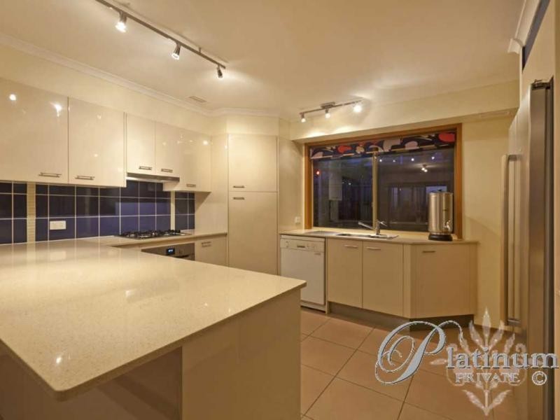2 Carnegie Court, Carindale QLD 4152