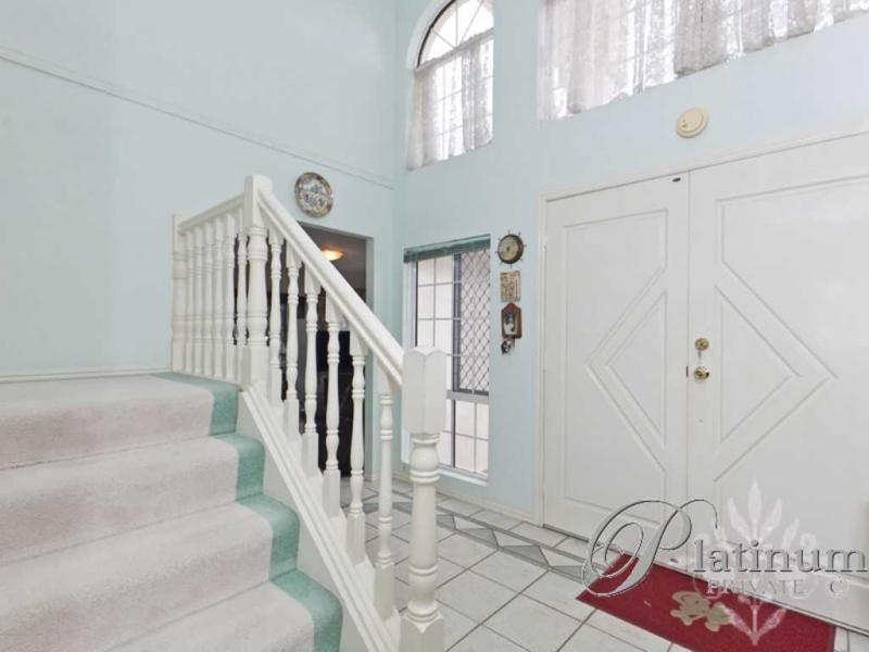 137 Cribb Road, Carindale QLD 4152