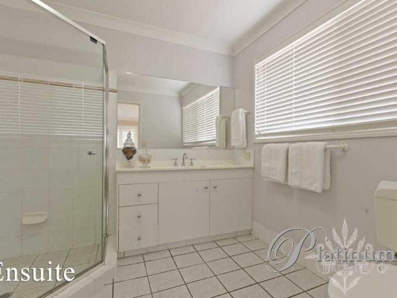 5 Chelsea Court, Carindale QLD 4152