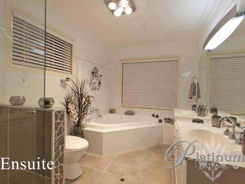 97 Kilmorey Street, Carindale QLD 4152