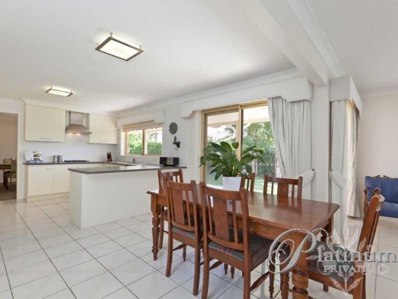 4 Kell Court, Carindale QLD 4152