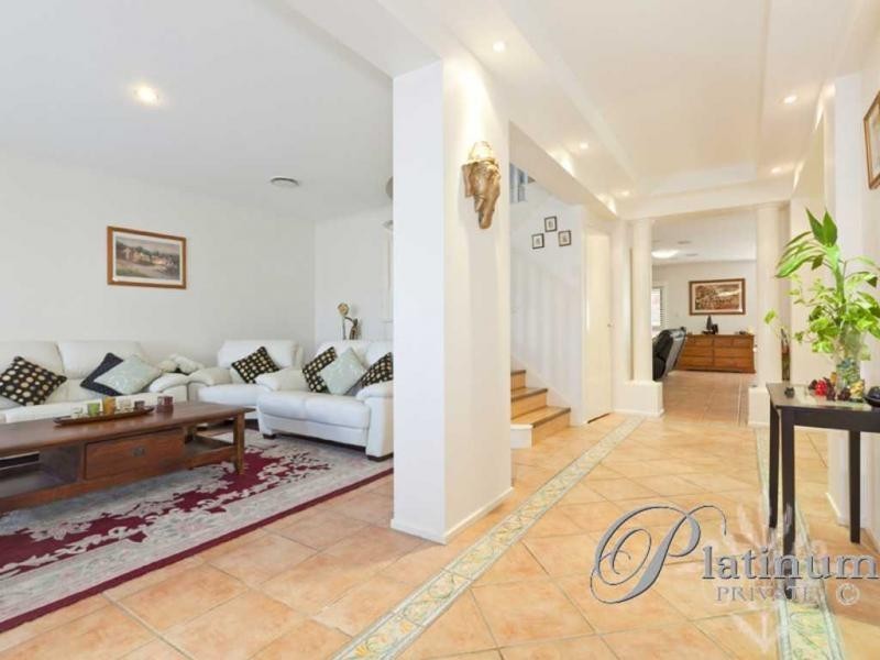 30 Golden Oak Crescent, Carindale QLD 4152