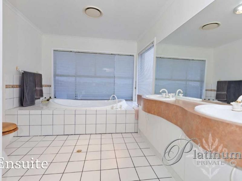 30 Golden Oak Crescent, Carindale QLD 4152