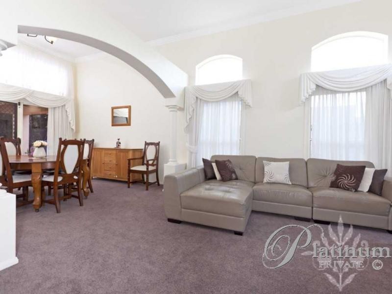 8 Opperman Place, Carindale QLD 4152