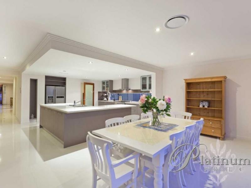 3 Almavale Street, Carindale QLD 4152