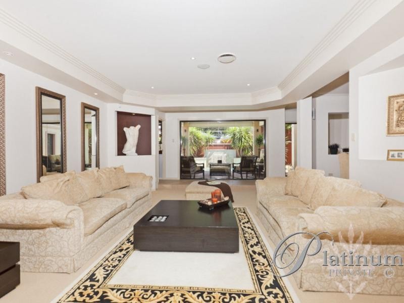 4 Pacific Close, Carindale QLD 4152