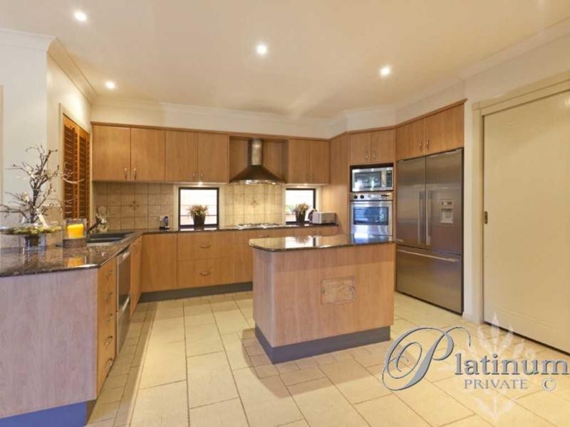 4 Pacific Close, Carindale QLD 4152