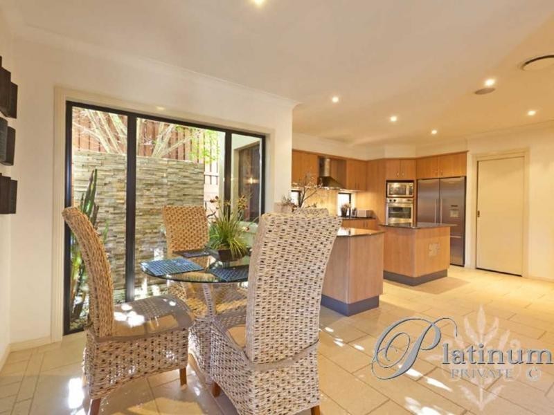 4 Pacific Close, Carindale QLD 4152