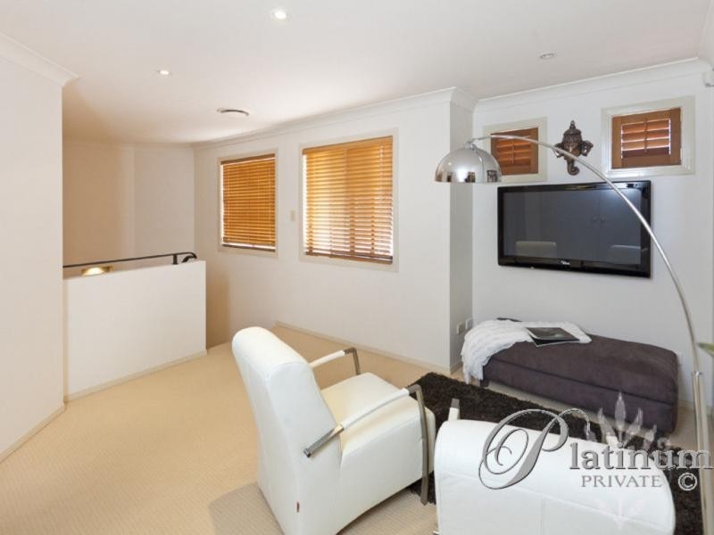 4 Pacific Close, Carindale QLD 4152