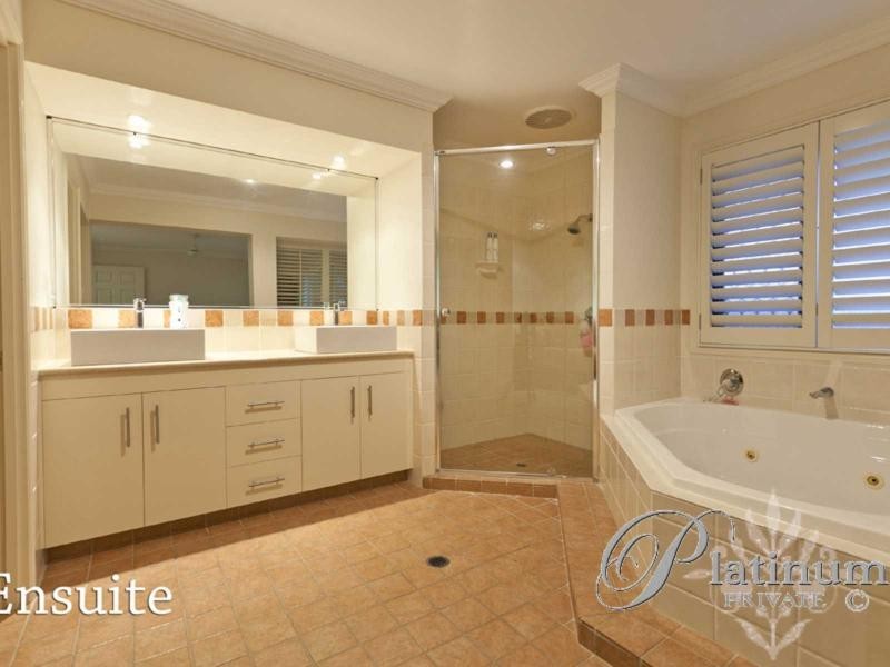 8 Charles Place, Manly West QLD 4179