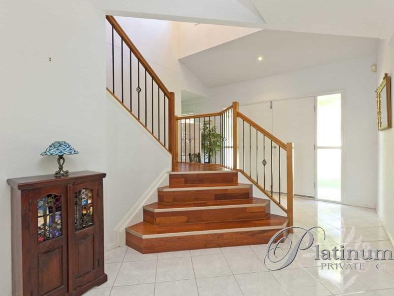 2 Pacific Close, Carindale QLD 4152