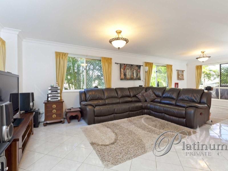 2 Pacific Close, Carindale QLD 4152