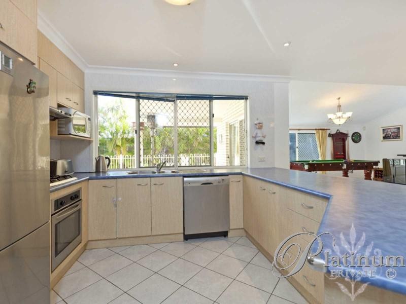 2 Pacific Close, Carindale QLD 4152