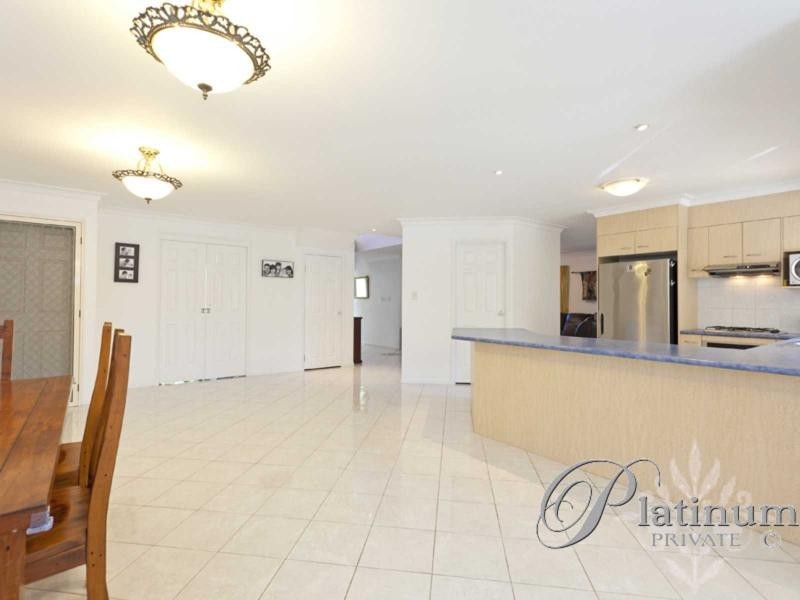 2 Pacific Close, Carindale QLD 4152