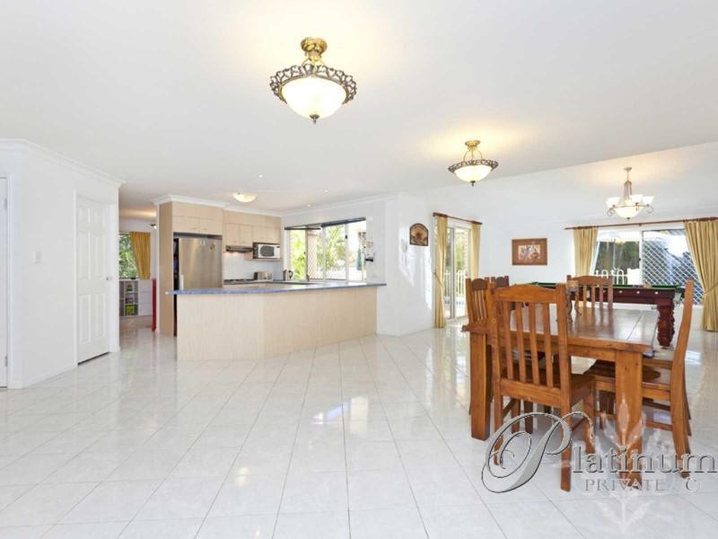 2 Pacific Close, Carindale QLD 4152