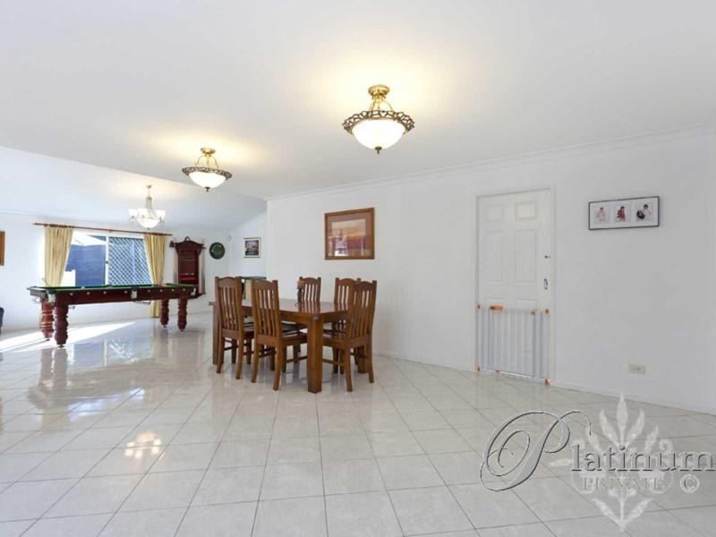 2 Pacific Close, Carindale QLD 4152