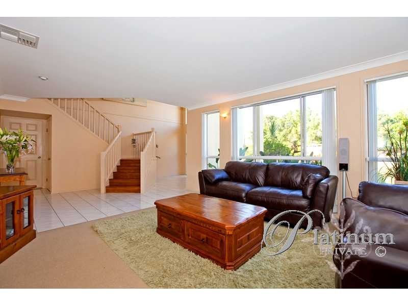 8 Homewood Place, Carindale QLD 4152